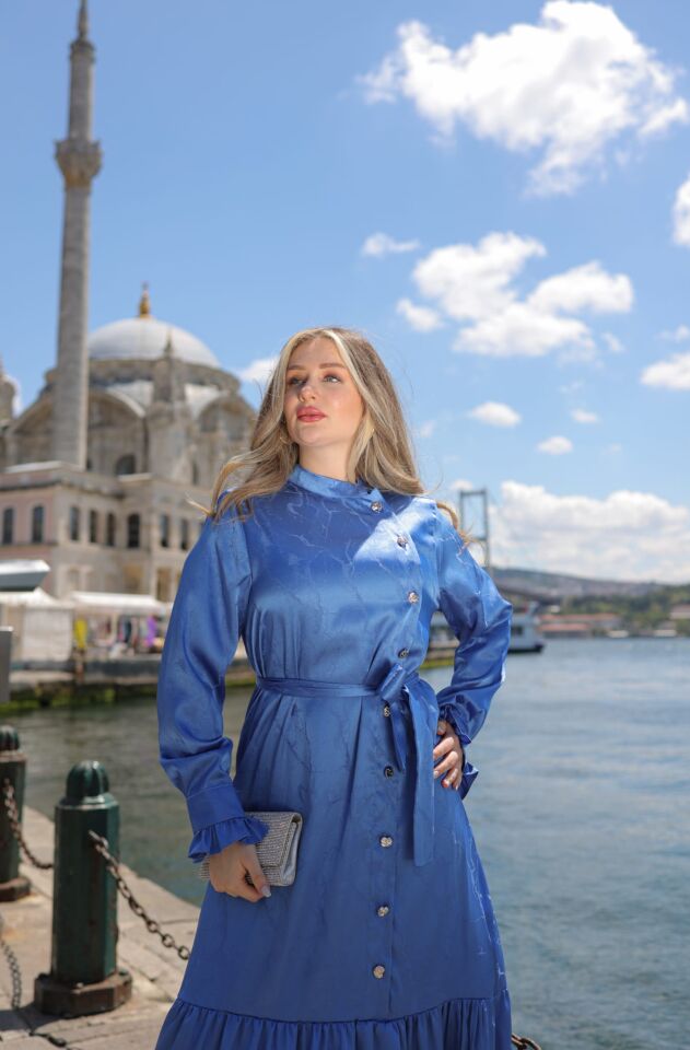GOLD DÜĞMELİ JAKAR SATEN KUMAŞ ELBİSE MAVİ