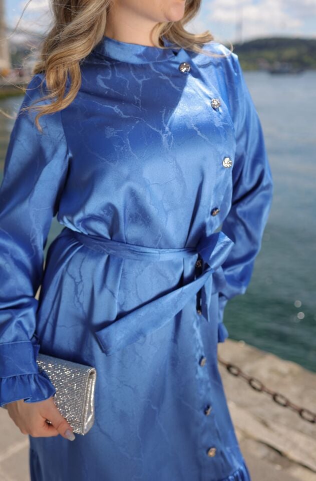 GOLD DÜĞMELİ JAKAR SATEN KUMAŞ ELBİSE MAVİ