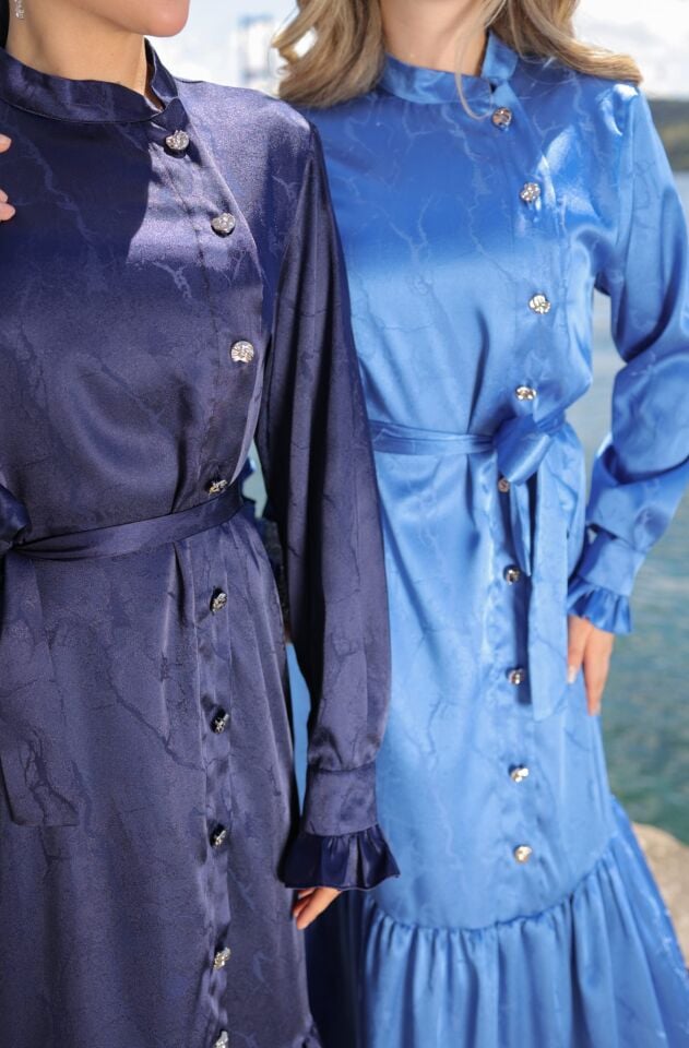 GOLD DÜĞMELİ JAKAR SATEN KUMAŞ ELBİSE MAVİ