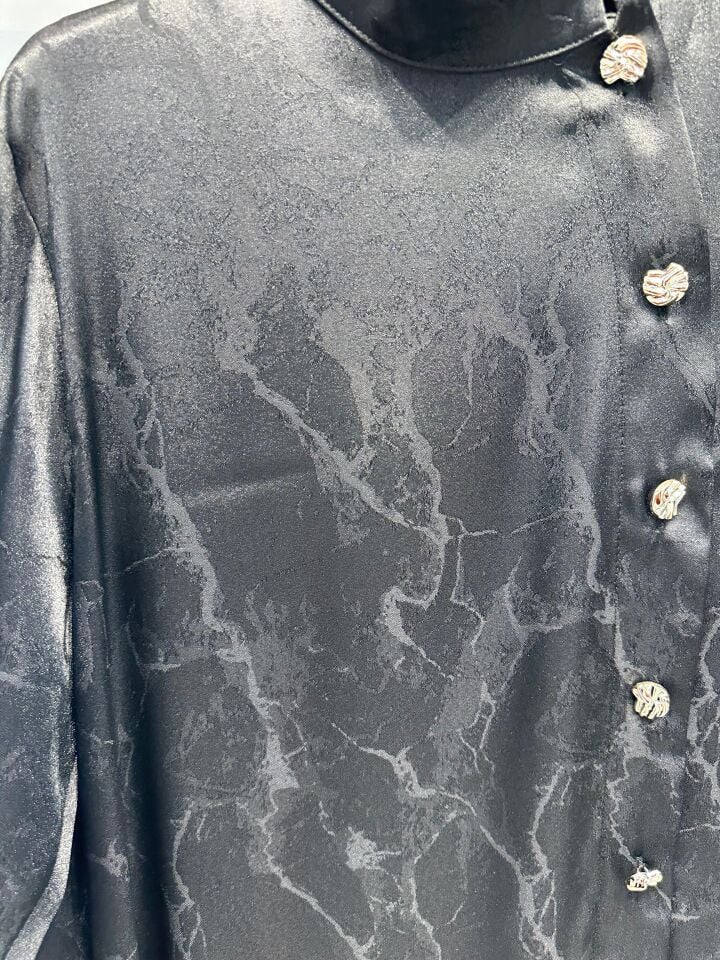 GOLD DÜĞMELİ JAKAR SATEN KUMAŞ ELBİSE SİYAH