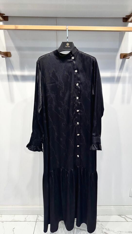 GOLD DÜĞMELİ JAKAR SATEN KUMAŞ ELBİSE SİYAH