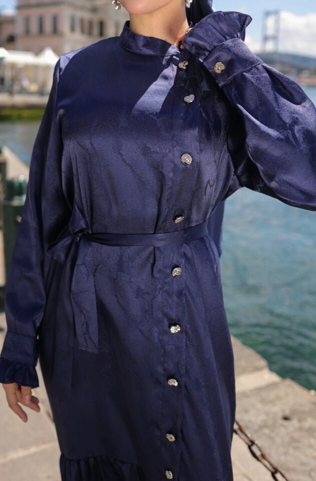 GOLD DÜĞMELİ JAKAR SATEN KUMAŞ ELBİSE LACİVERT