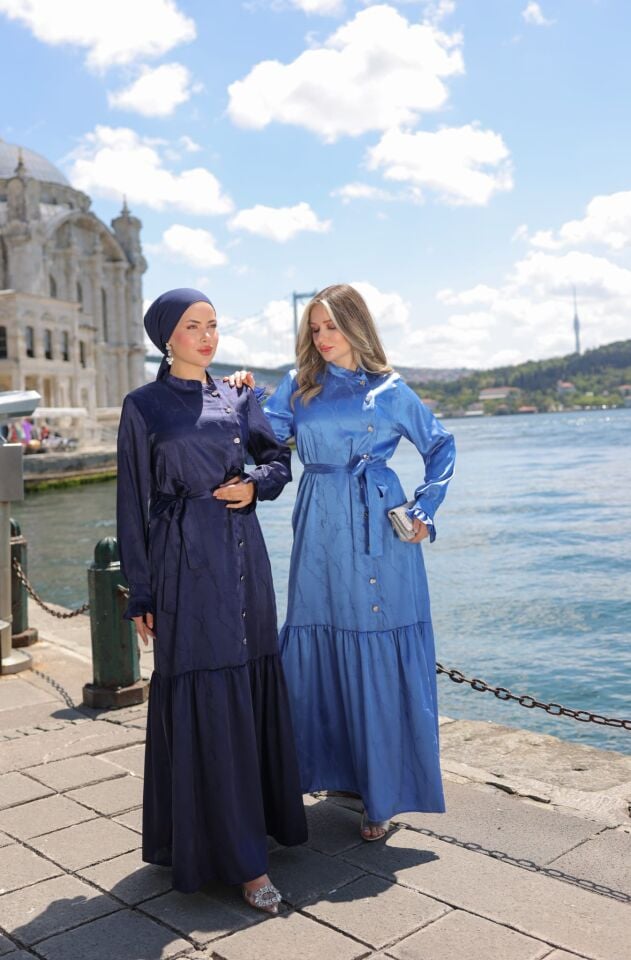 GOLD DÜĞMELİ JAKAR SATEN KUMAŞ ELBİSE LACİVERT