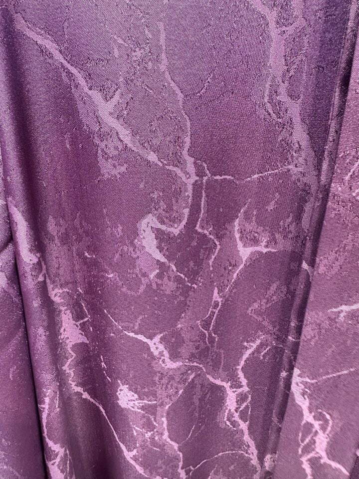 GOLD DÜĞMELİ JAKAR SATEN KUMAŞ ELBİSE  MÜRDÜM