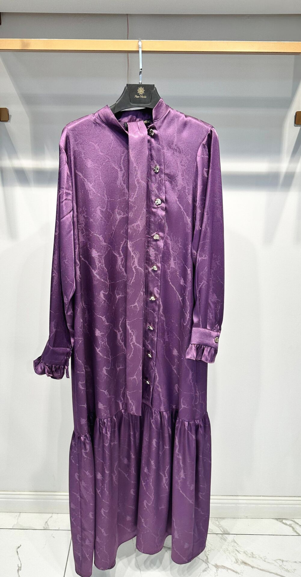 GOLD DÜĞMELİ JAKAR SATEN KUMAŞ ELBİSE  MÜRDÜM