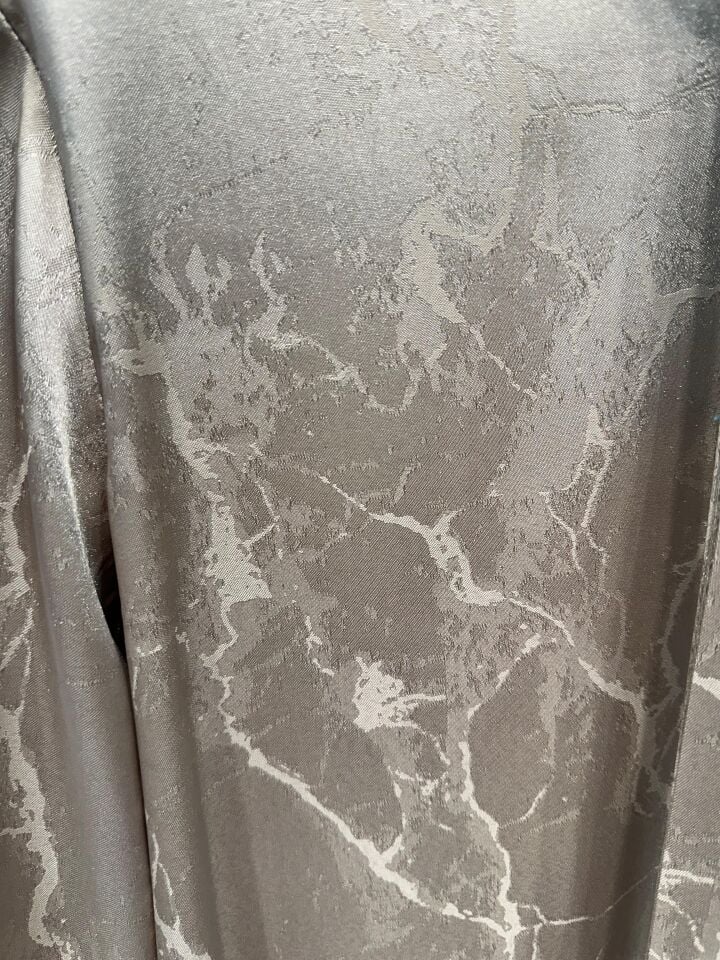 GOLD DÜĞMELİ JAKAR SATEN KUMAŞ ELBİSE  BEJ