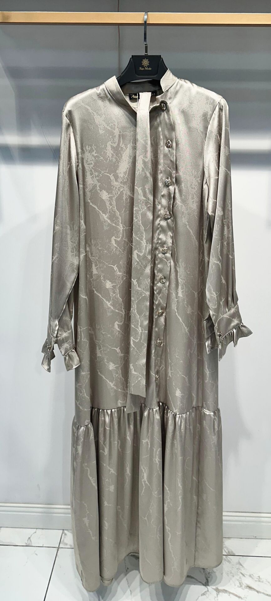 GOLD DÜĞMELİ JAKAR SATEN KUMAŞ ELBİSE  BEJ