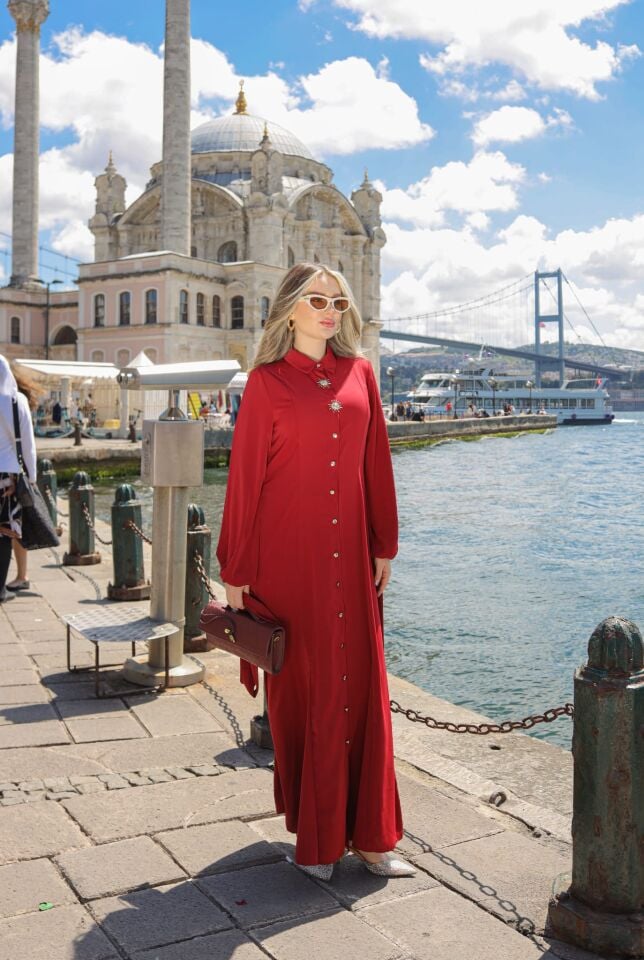 GÜNEŞ DÜĞME DETAYLI ELBİSE BORDO